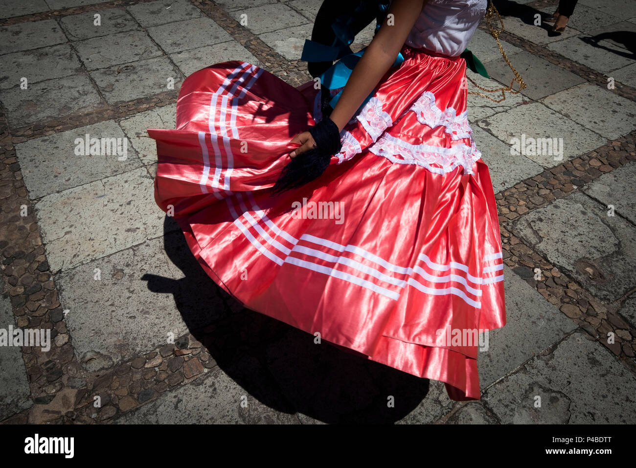 Dettaglio di un abito tradizionale durante una danza folcloristica nel centro della città di Oaxaca Foto Stock