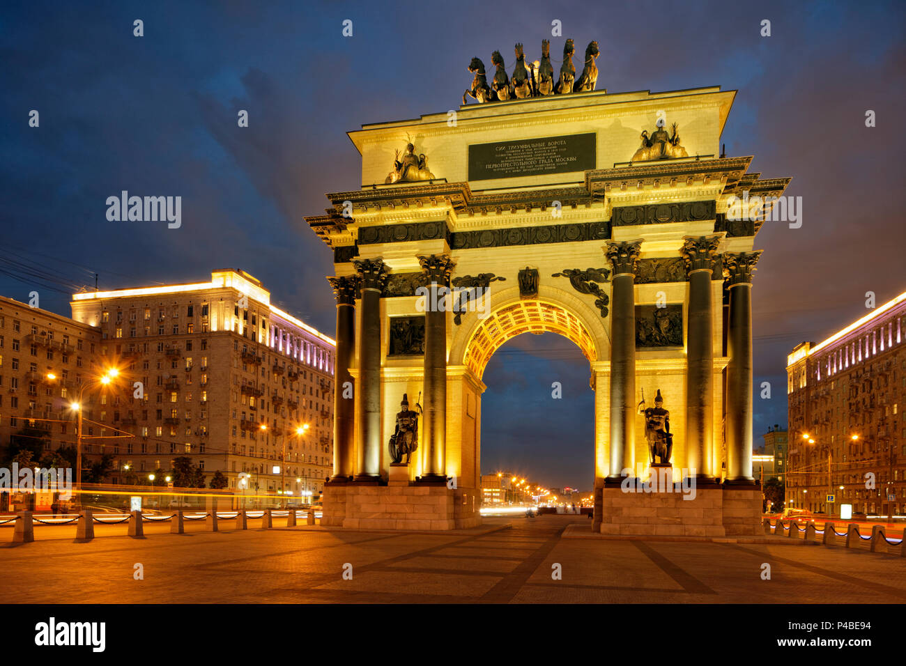 Arco Trionfale, costruito per commemorare la vittoria della Russia sulle Napoleone, illuminate al tramonto. Kutuzovsky Avenue, Mosca, Russia. Foto Stock