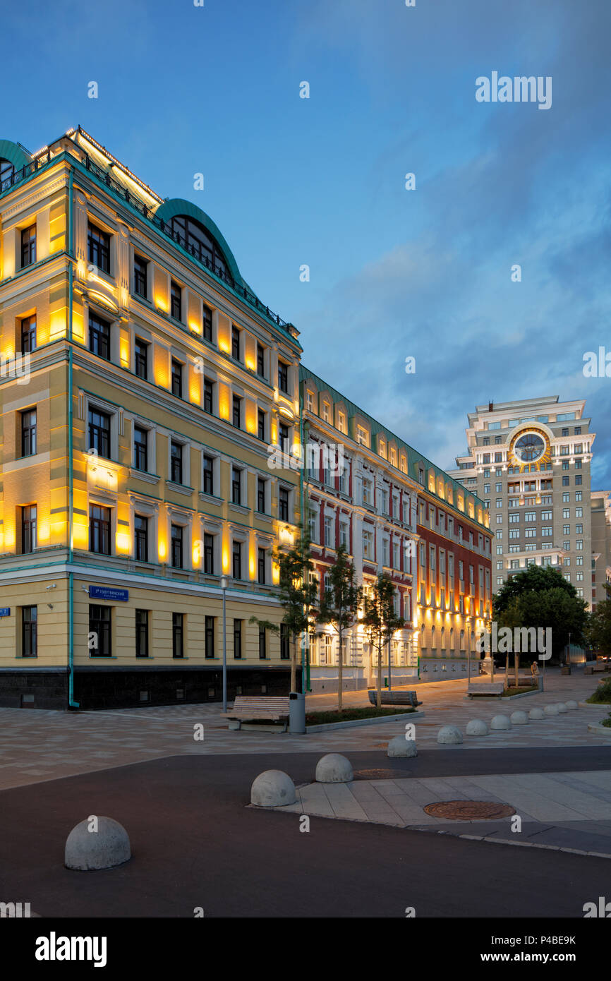 Edifici residenziali accesa al crepuscolo. Terza corsia Golutvinsky, Mosca, Russia. Foto Stock