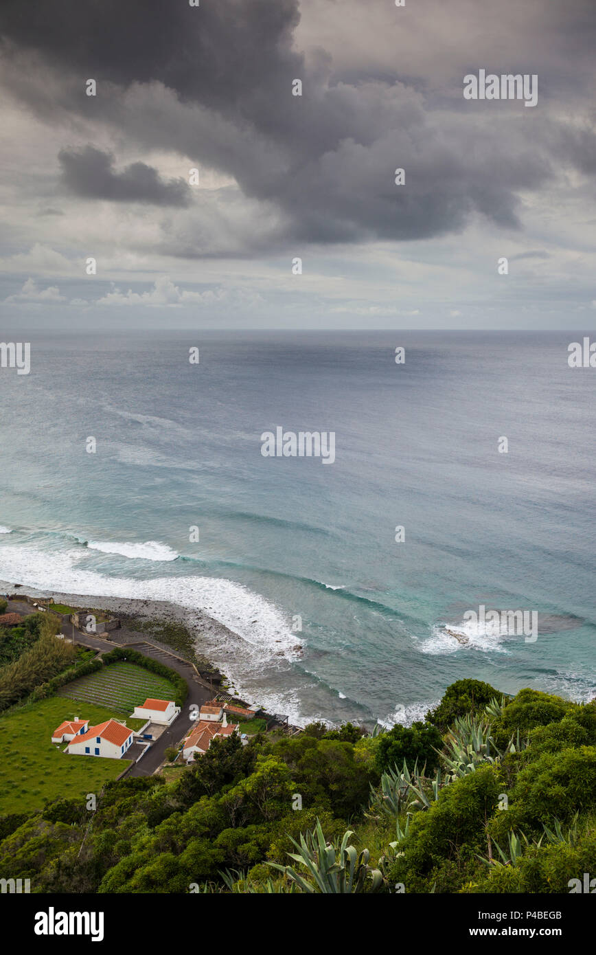 Portogallo Azzorre, Santa Maria Island, Praia, vista in elevazione della città e Praia Formosa beach, mattina Foto Stock