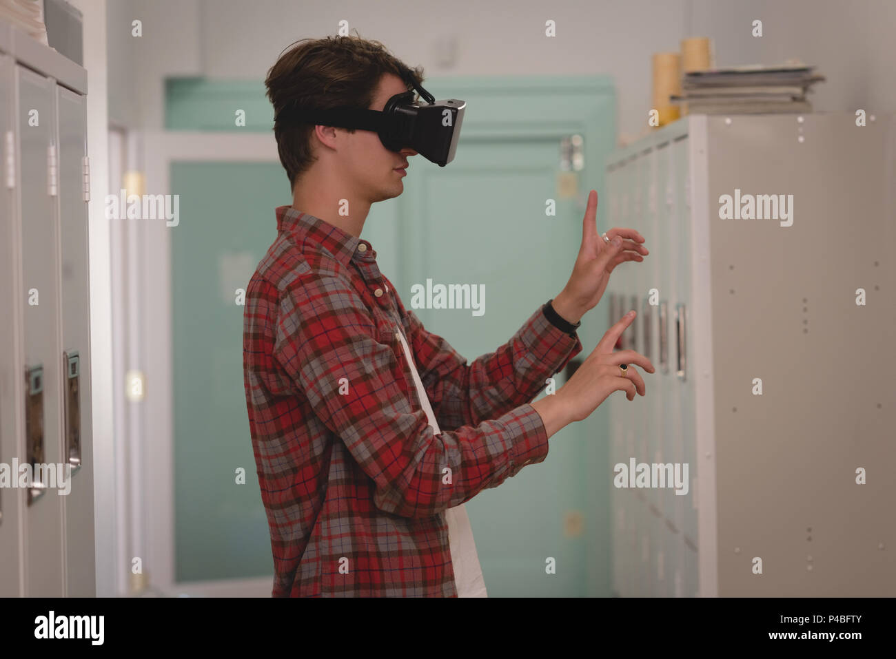 Executive maschio utilizzando la realtà virtuale auricolare Foto Stock