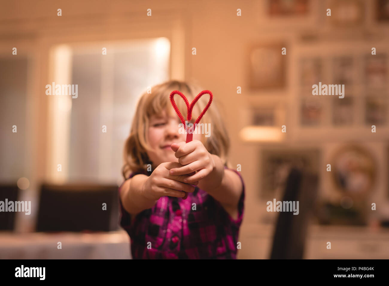 Ragazza con forma di cuore decorazione Foto Stock