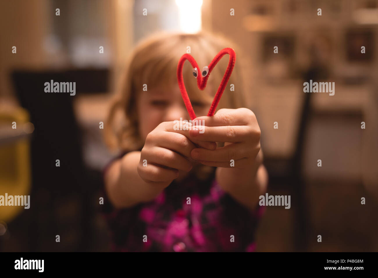 Ragazza con forma di cuore decorazione Foto Stock