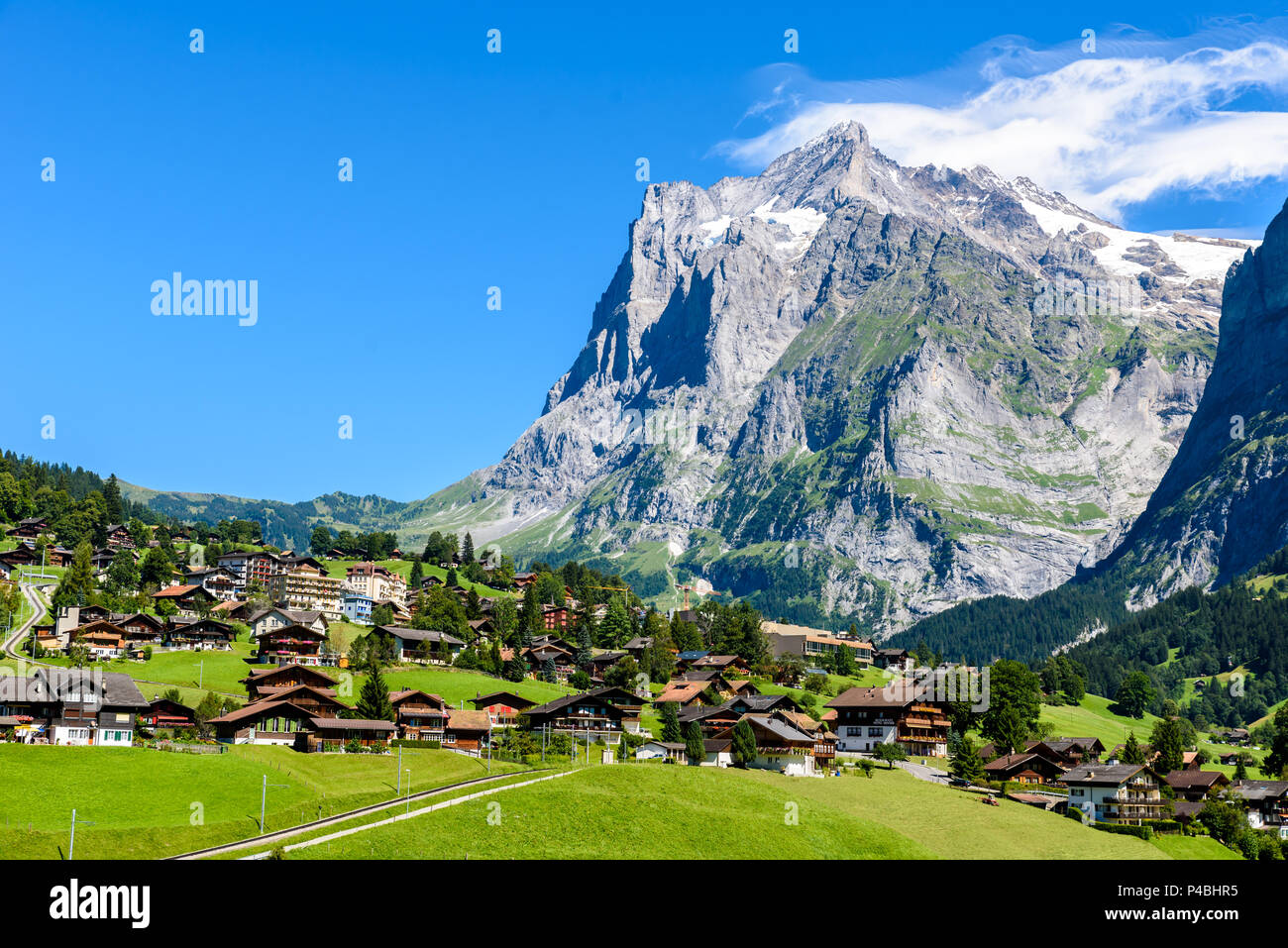 Grindelwald - villaggio bello nel paesaggio di montagna - Svizzera Foto Stock
