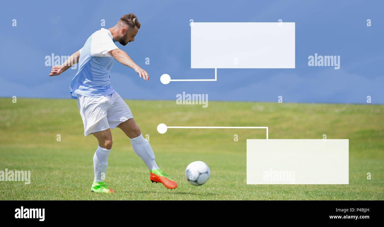 Vuoto pannelli infografico e giocatore di calcio calci calcio in erba Foto Stock