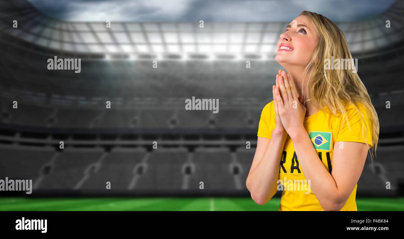 Calcio brasiliano fan pregando e sperando in stadio per vincere Foto Stock