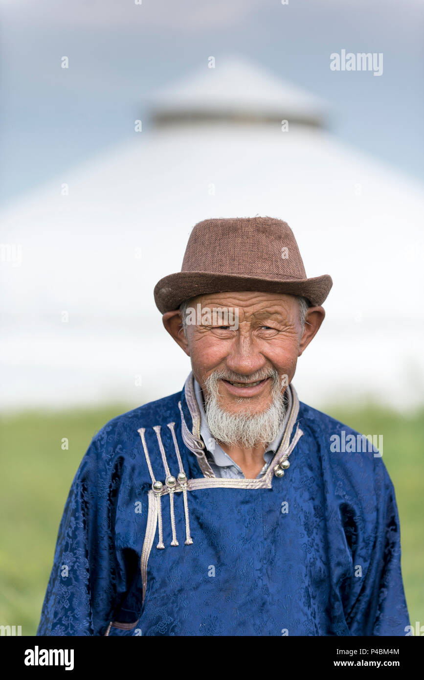 Un Mongolan grand padre al di fuori di un tempo estivo yurt, Zhenglanqi Wuyi, Mongolia Interna, Cina Foto Stock