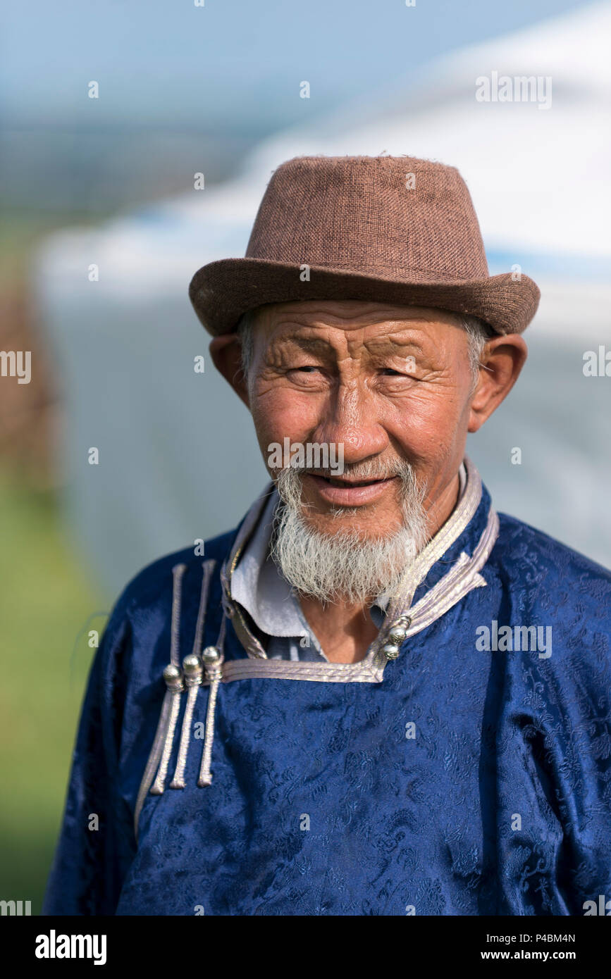 Un Mongolan grand padre al di fuori di un tempo estivo yurt, Zhenglanqi Wuyi, Mongolia Interna, Cina Foto Stock