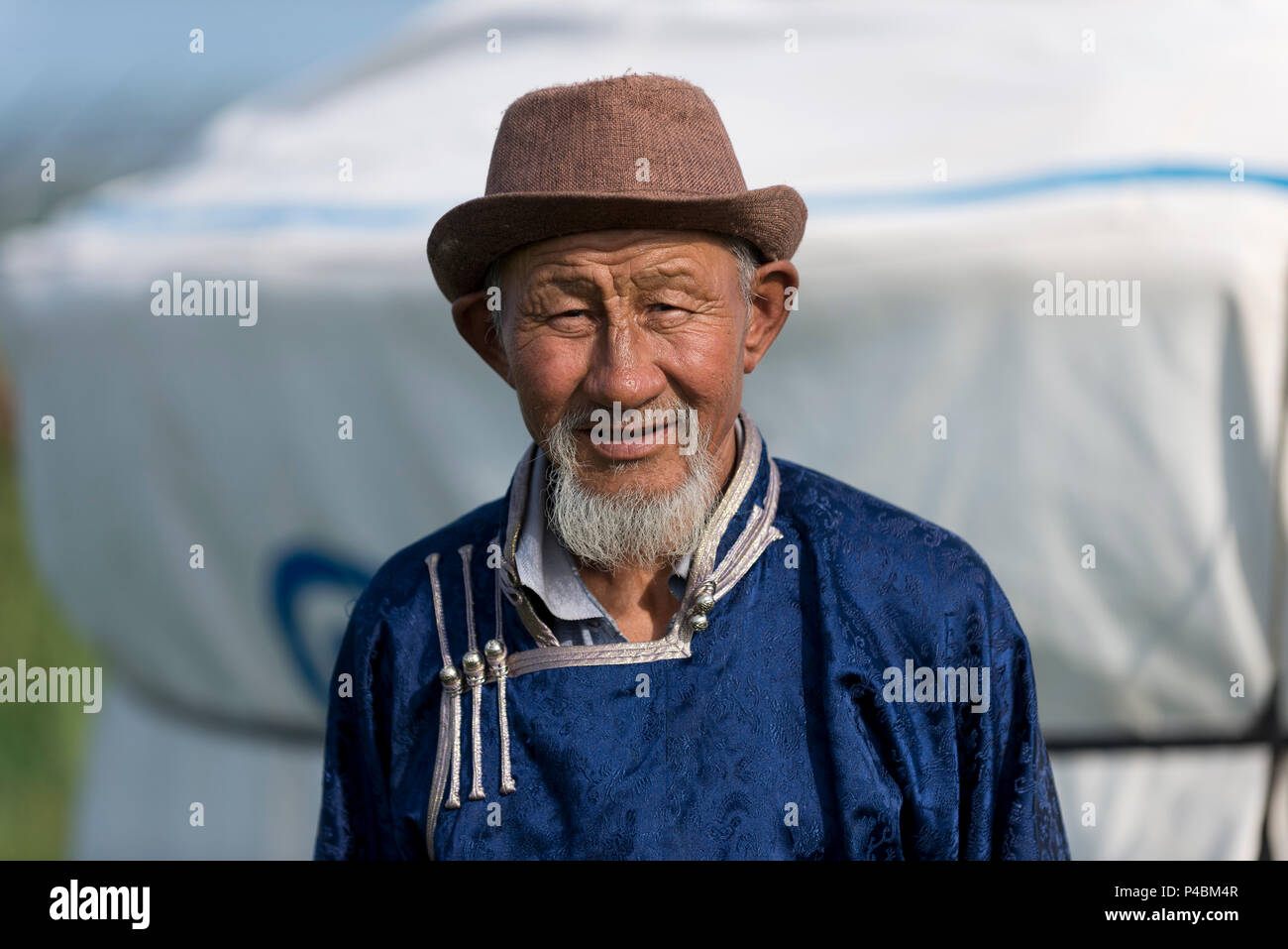 Un Mongolan grand padre al di fuori di un tempo estivo yurt, Zhenglanqi Wuyi, Mongolia Interna, Cina Foto Stock