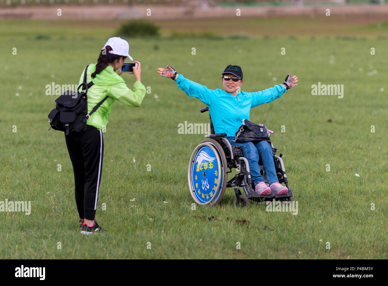 Persone disabili su carrozzina turisti cinesi a Khan mongoli città il turismo culturale Resort, Xiwuzhumuginqi, Mongolia Interna, Cina Foto Stock