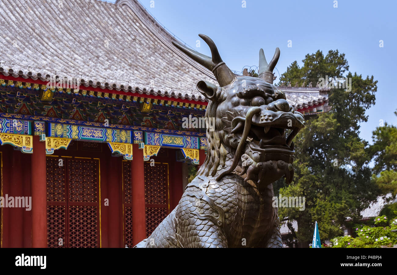 Statua di bronzo di Qilin, mitica creatura - Summer Palace, Pechino Foto Stock