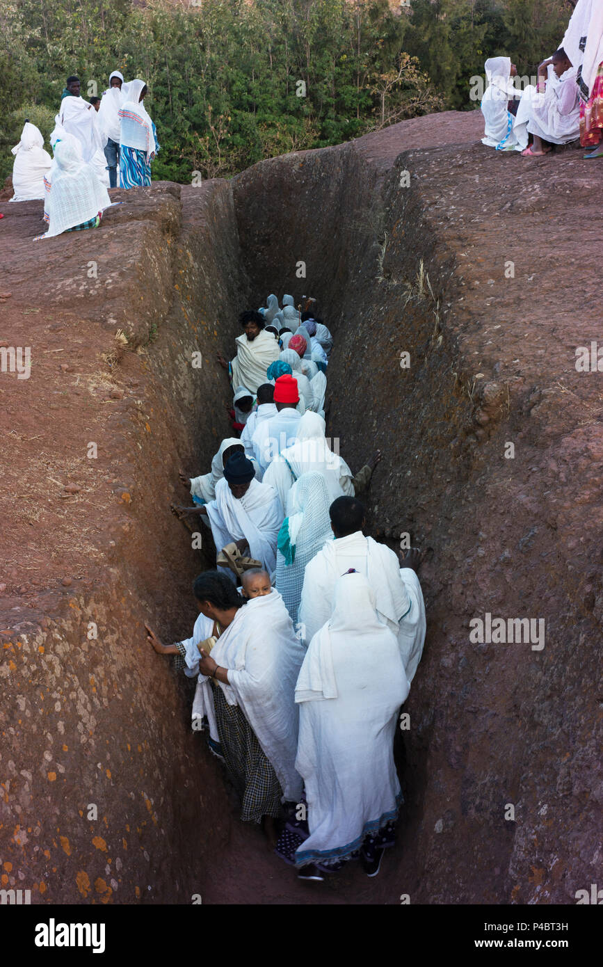 Persone di accedere alla chiesa di Saint George tramite un trench inclinate. Foto Stock