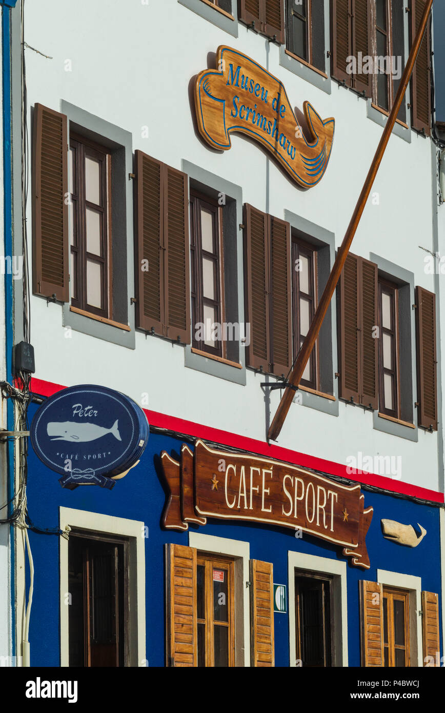 Portogallo Azzorre, l'isola di Faial, Horta, Pietro Cafe Sport, marinai famosi bar e di un ristorante esterno Foto Stock