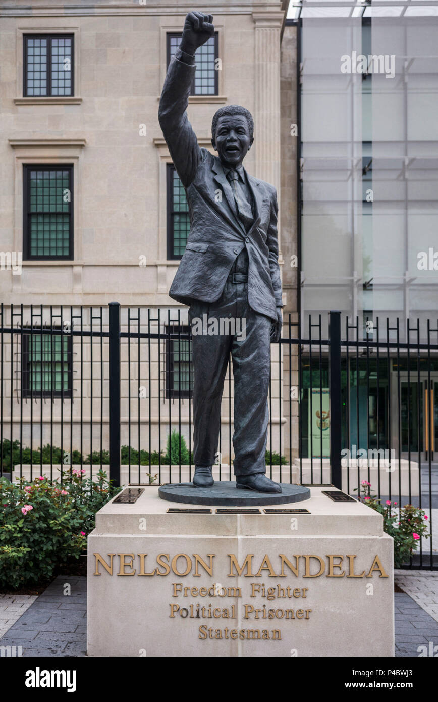 Stati Uniti d'America, il Distretto di Columbia, Washington, Nelson Mandela statua al di fuori dell'Ambasciata del Sud Africa Foto Stock