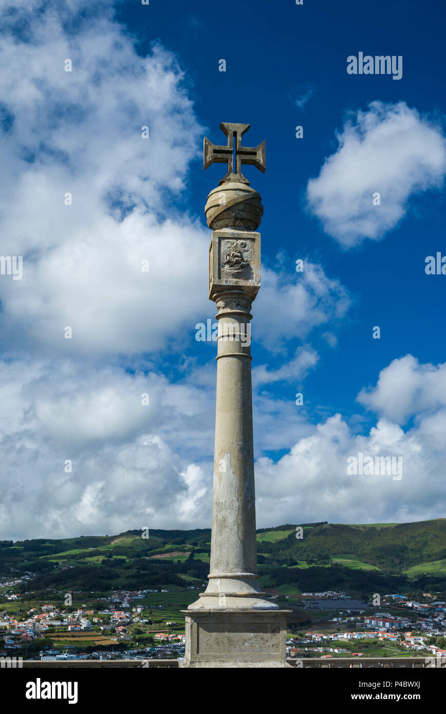 Portogallo Azzorre, l'isola di Terceira, Angra do Heroismo, monumento sulla cima del Monte Brasil Foto Stock