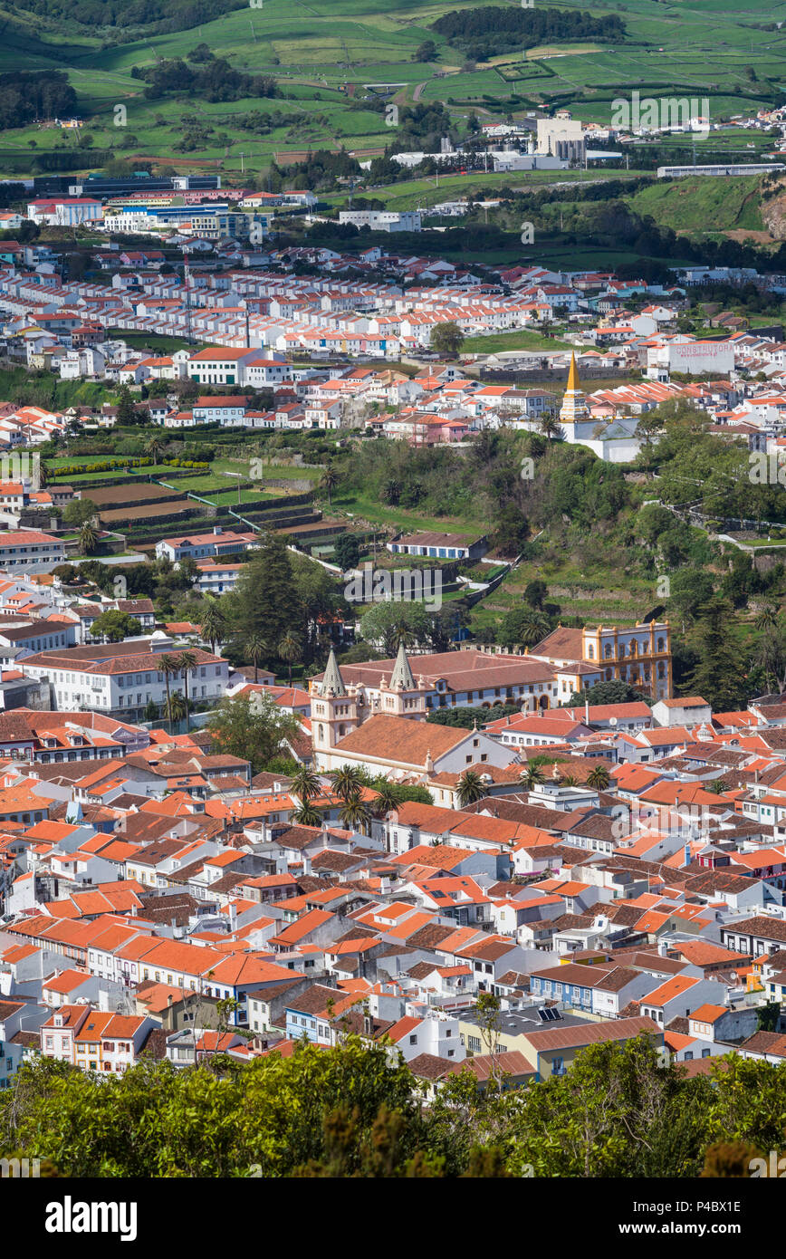 Portogallo Azzorre, l'isola di Terceira, Angra do Heroismo, elevati vista dal Monte Brasil Foto Stock