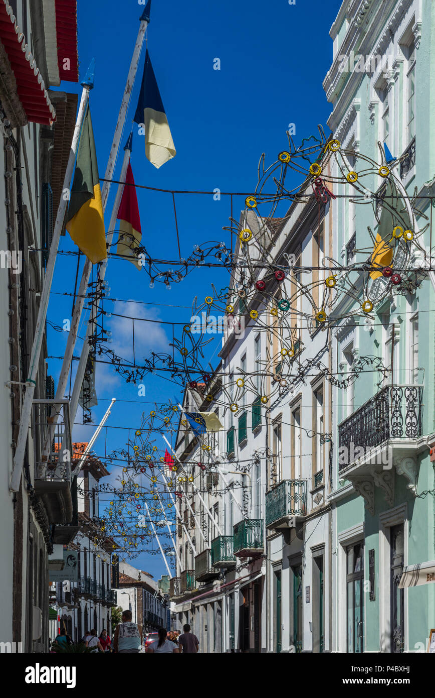 Portogallo Azzorre, isola Sao Miguel, Ponta Delgada, Festa di Santo Christo dos Milagres festival, decorazione per strada, ore diurne Foto Stock