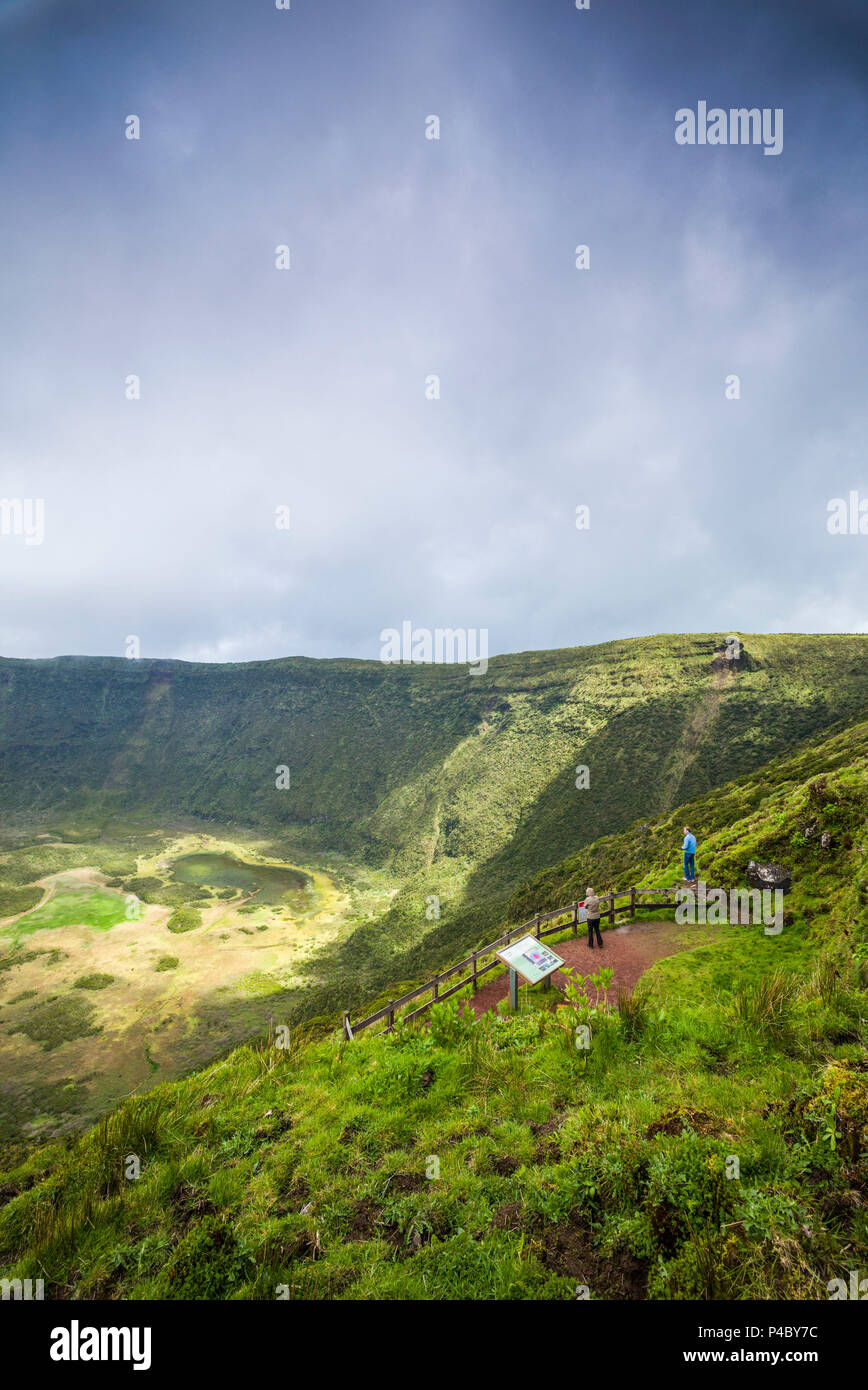 Portogallo Azzorre, l'isola di Faial, Cabeco Gordo, vista sulla caldera Foto Stock