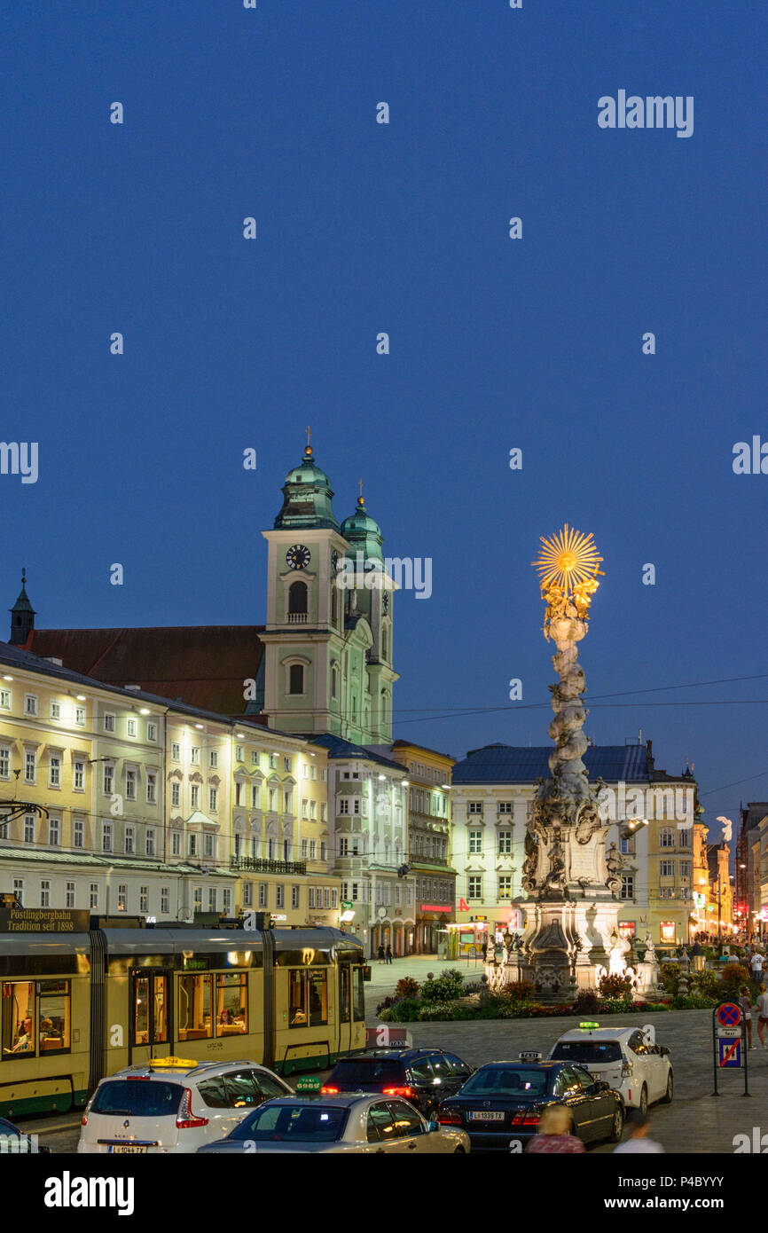 Linz, Hauptplatz (Piazza Principale), Altes Rathaus (antico municipio), Alter Dom (vecchia cattedrale), tram, Dreifaltigkeitssäule (Trinity colonna), Donau, Oberösterreich, Austria superiore, Austria Foto Stock