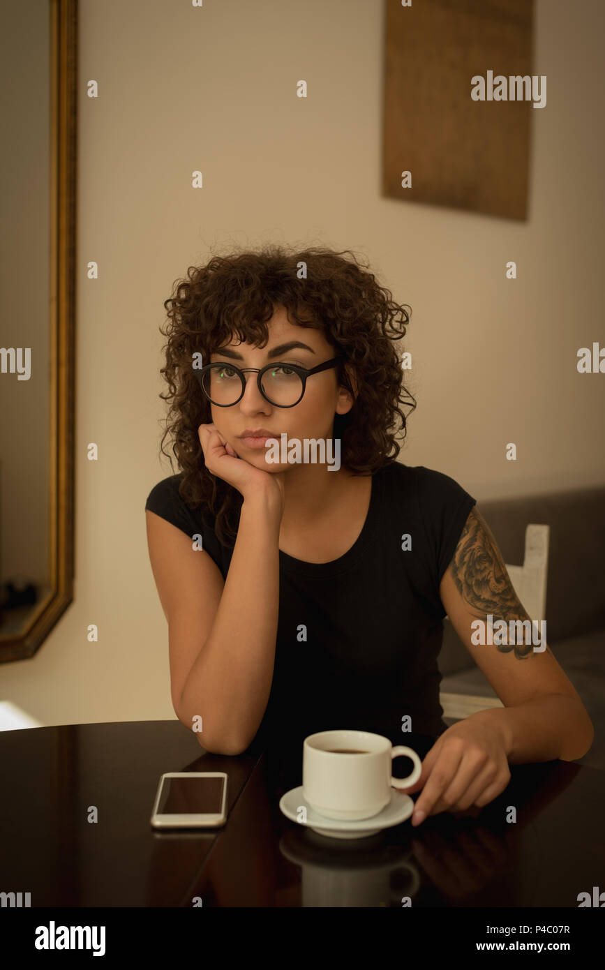 Premurosa donna avente il caffè Foto Stock