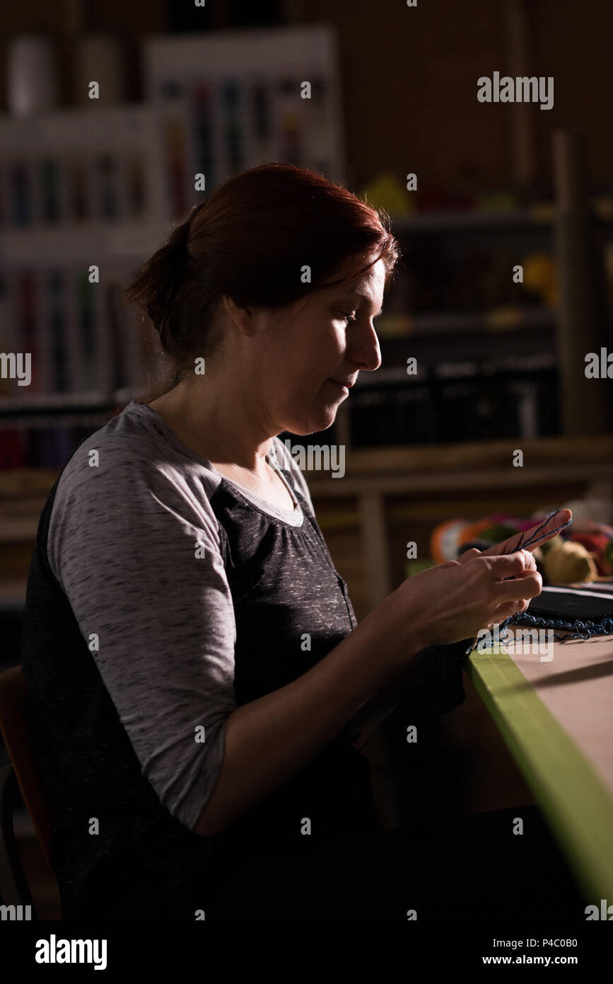 Donna Lana per maglieria a sartoria Foto Stock