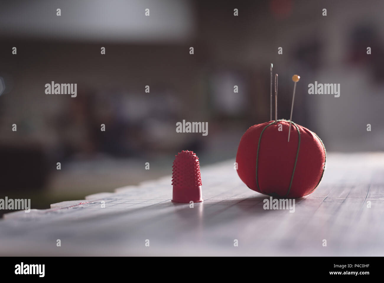 Il colore rosso di lana su tavola Foto Stock