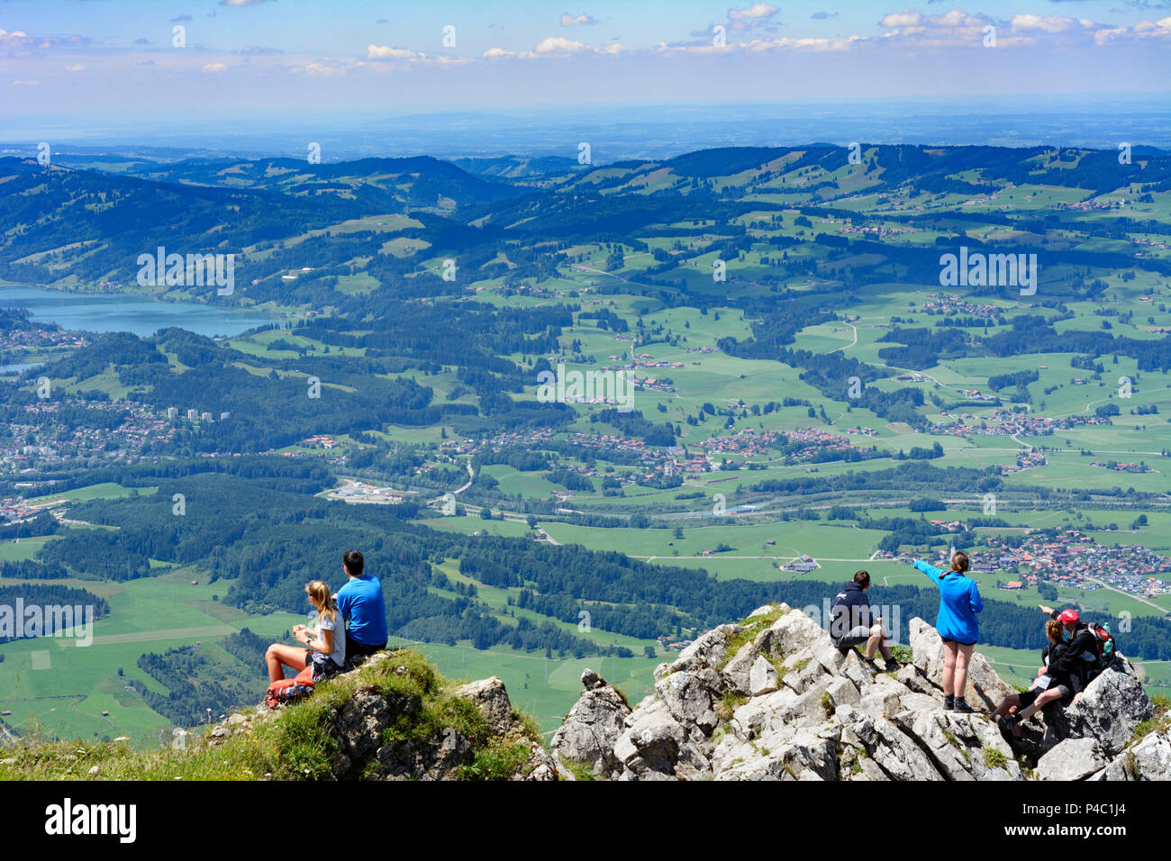 Immenstadt, mountain summit Grünten, vista Immenstadt e lago Großer Alpsee, escursionista Schwaben, Algovia, Svevia, Baviera, Germania Foto Stock