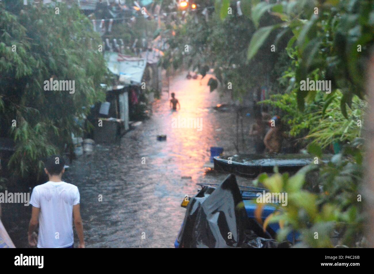 Quezon City, Filippine. Il 21 giugno, 2018. La condizione dei residenti su K-6 street e sul lato del ponte della Lagarian Creek-Bridge area (giudice D. Jimenez area) è a rischio a causa della rapida crescita di acqua e la sua forte flusso. Credito: Robert Oswald Alfiler/Pacific Press/Alamy Live News Foto Stock