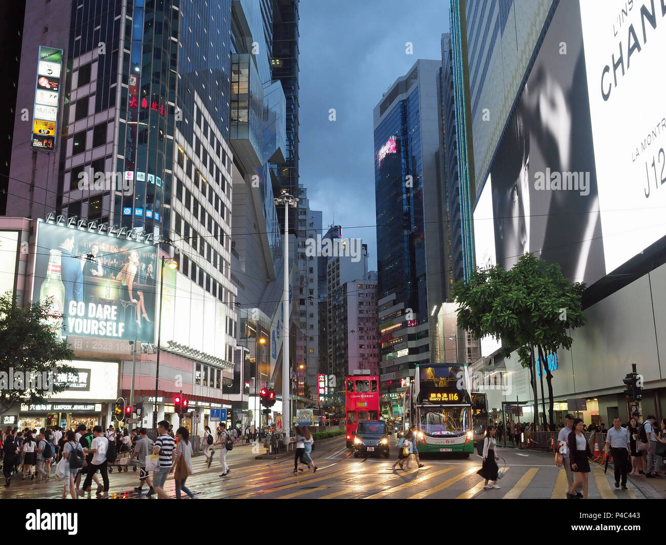 Vista del traffico interrotto su Hennessy Road in Causeway Bay Hong Kong di notte Foto Stock