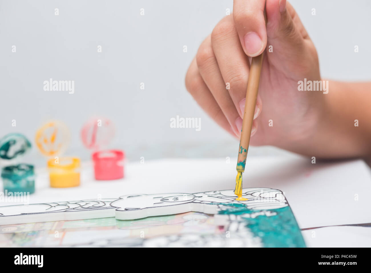 I bambini imparano la colorazione e la pittura in aula. Foto Stock