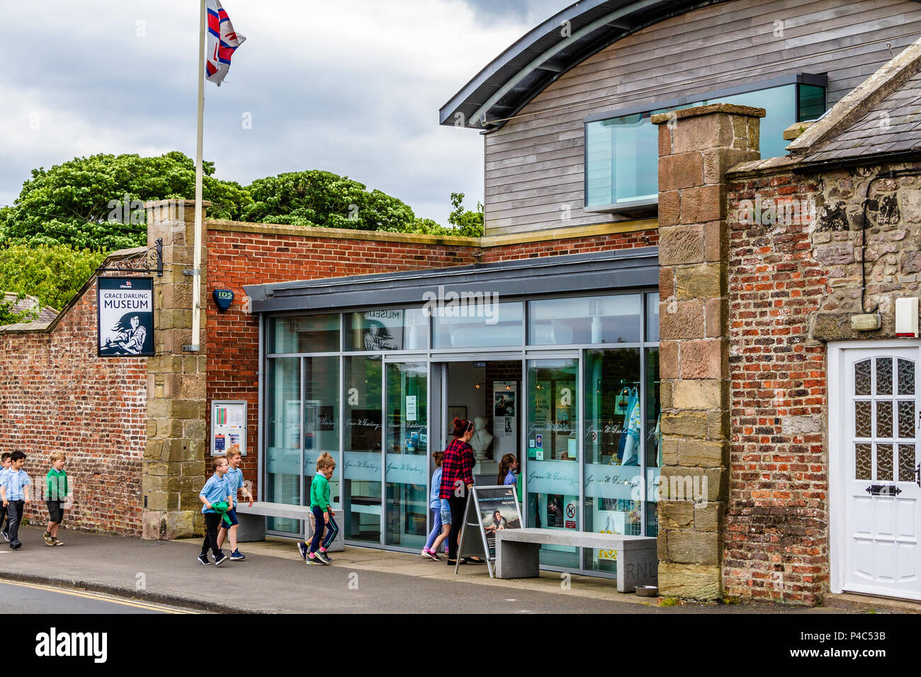 Gruppo scolastico che visita il Grace Darling Museum di RNLI, che celebra l'eroina vittoriana locale nota per il salvataggio dei marinai. Bamburgh, UK.June 2018. Foto Stock