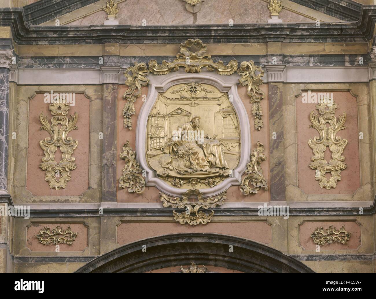 RETABLO-DETALLE-MEDALLON DE SAN MARCOS EN alleviare Dorado. Autore: Pedro González de San Pedro (XVI sec.). Posizione: UNIVERSIDAD-CAPILLA, Salamanca, Spagna. Foto Stock