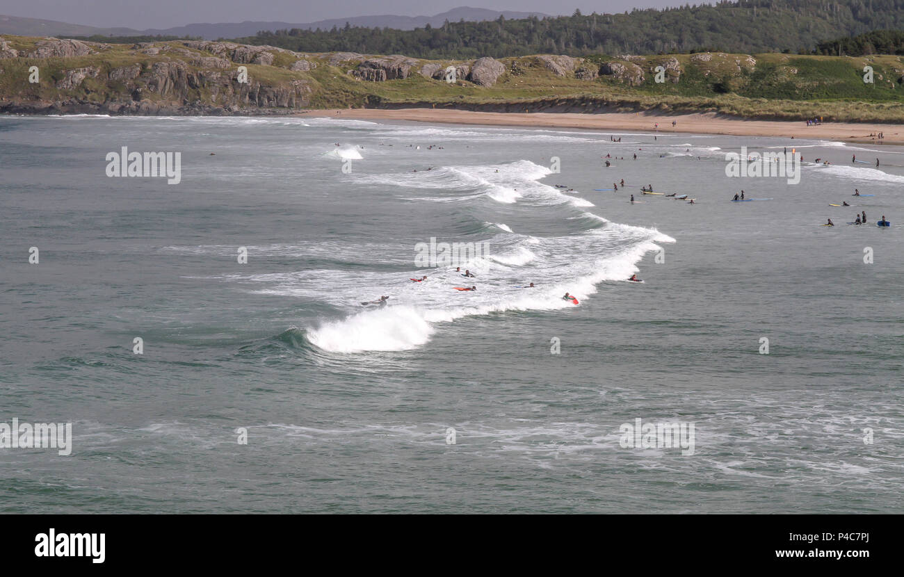 Persone di imparare a navigare sulla spiaggia in Irlanda - Marble Hill beach County Donegal. Foto Stock