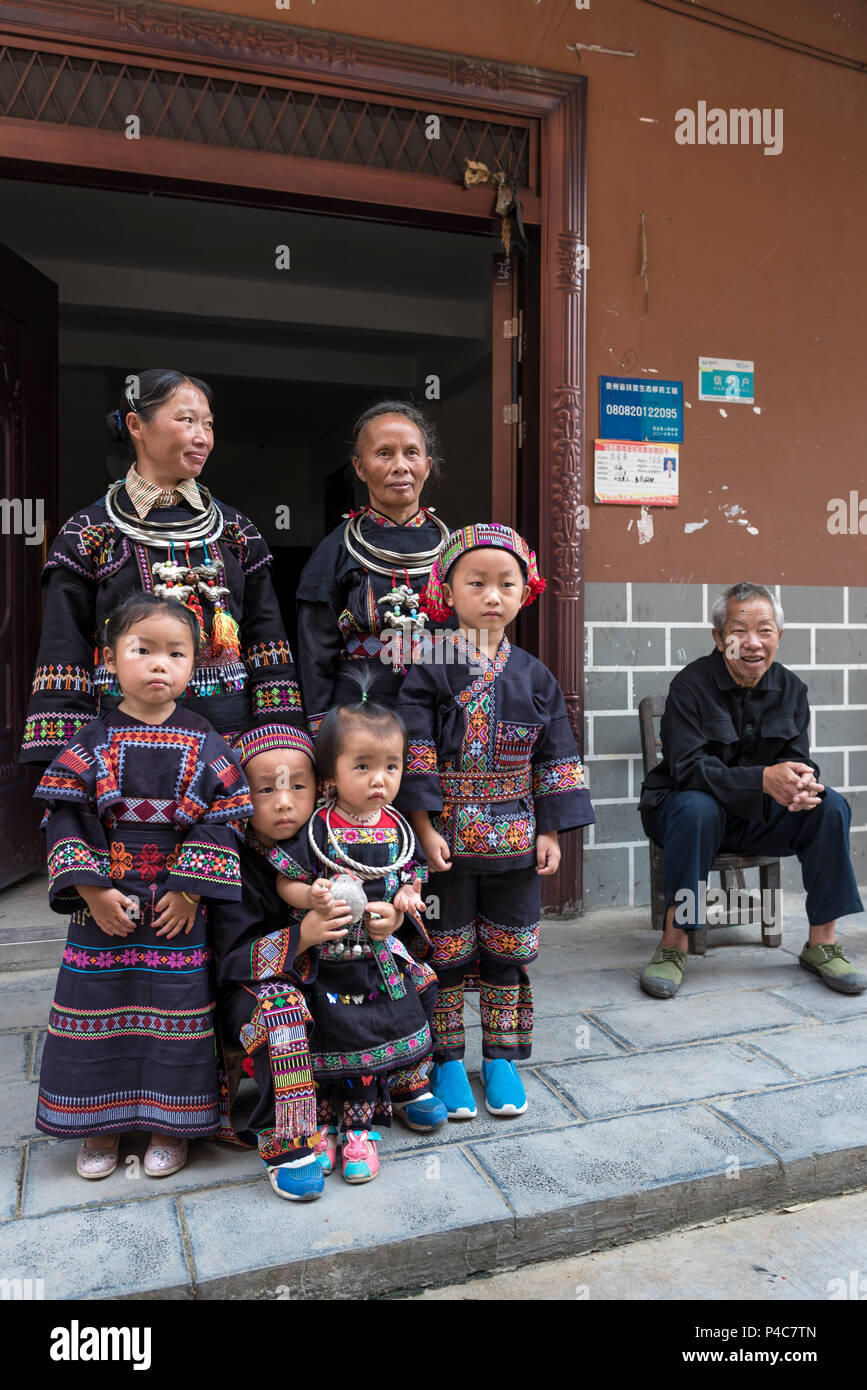 Multi famiglia generazionale in costumi tradizionali Yao minoranza etnica village Maolan Lu, Libo, Quizhou Provincia, Cina Foto Stock