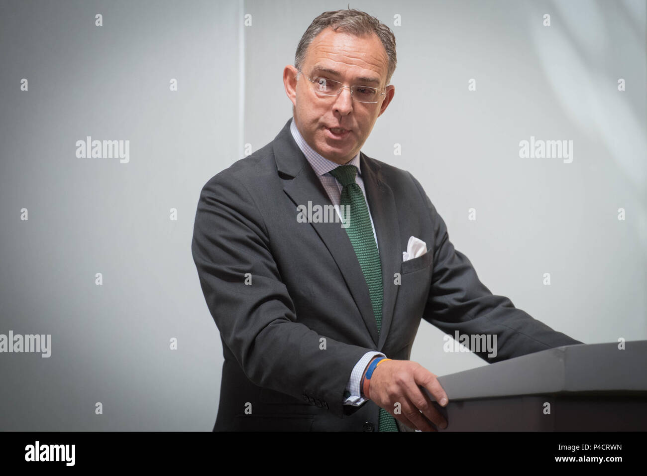 National Security Advisor, Sir Mark Sedwell introduce il Segretario generale della NATO Jens Stoltenberg a pronunciare un discorso a Lancaster House, Londra, dove ha fatto appello al alleati occidentali a continuare a lavorare insieme per gli interessi della sicurezza condivisa, nonostante una serie di pubbliche screzi tra gli Stati Uniti e altri stati membri. Foto Stock