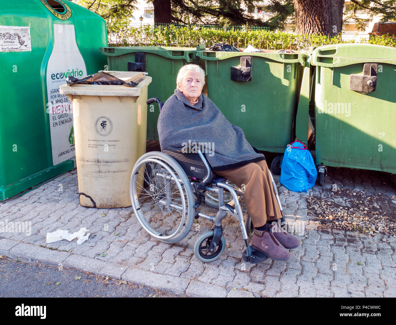 Anciano en la basura. Madrid Foto Stock