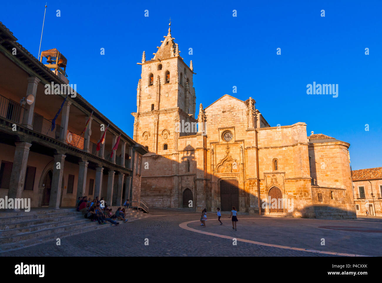 Ayuntamiento e Iglesia de Santa María Magdalena. Plaza Mayor de Torrelaguna. Madrid. España Foto Stock