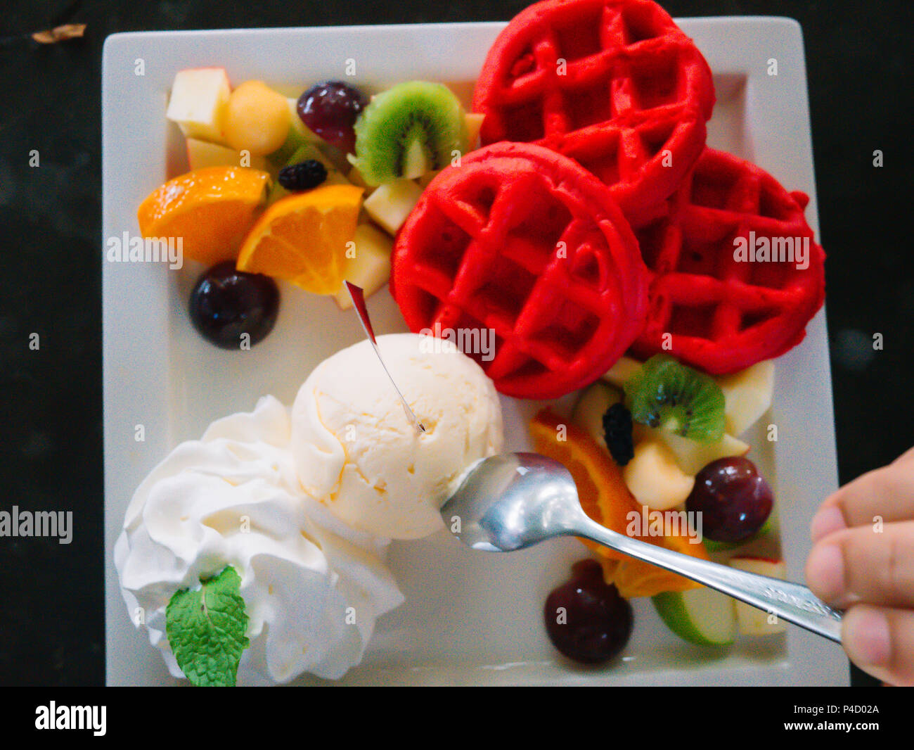 Gelato alla vaniglia con la menta e waffle,l'uva Kiwi, arancione Foto Stock