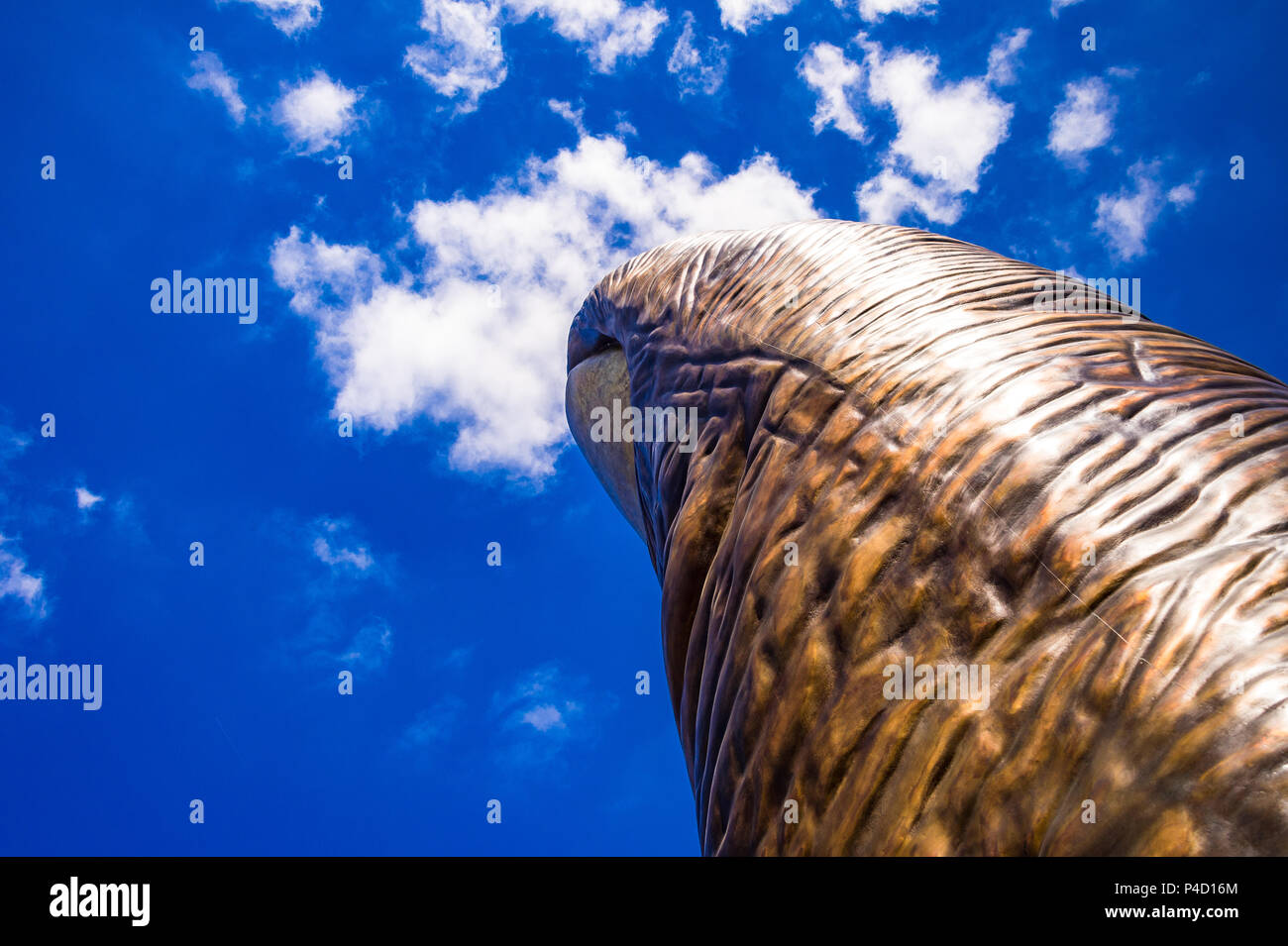 'Le Pouce' è scultura in bronzo di Cesar. Modellato fuori il suo pollice si erge a La Defense area in Parigi, Francia Foto Stock