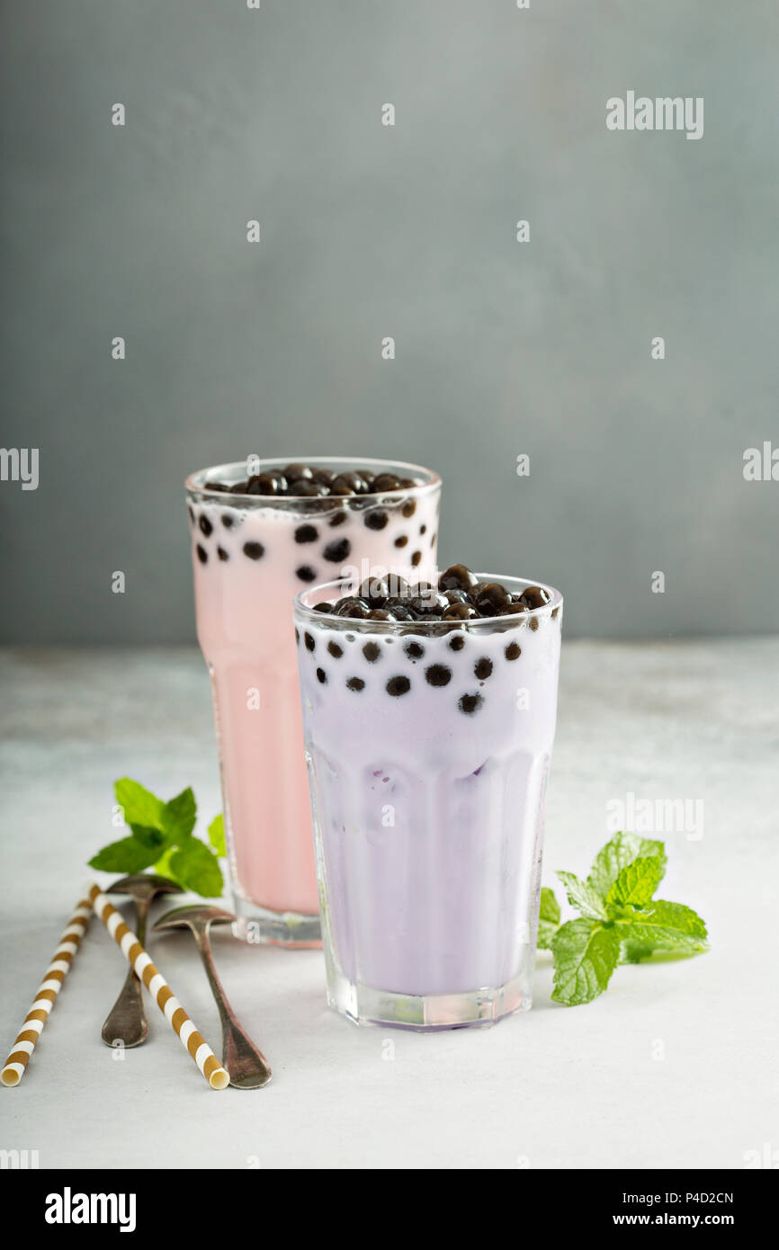 Taro e fragola latte tè bolla in bicchieri alti Foto Stock