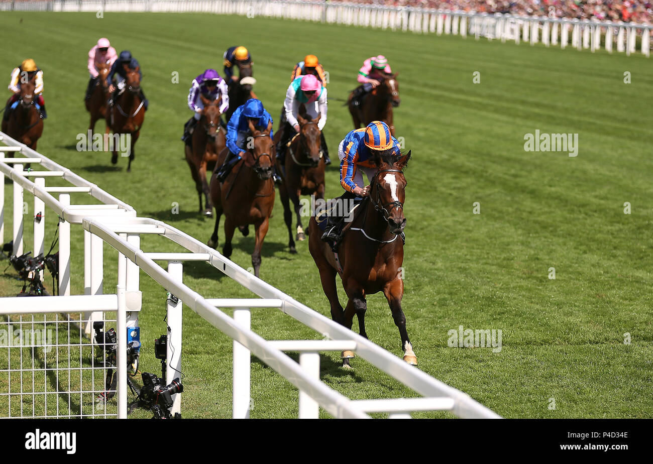 Jockey Ryan Moore a bordo di bacchetta magica vince il Ribblesdale picchetti durante il giorno tre di Royal Ascot a Ascot Racecourse. Foto Stock