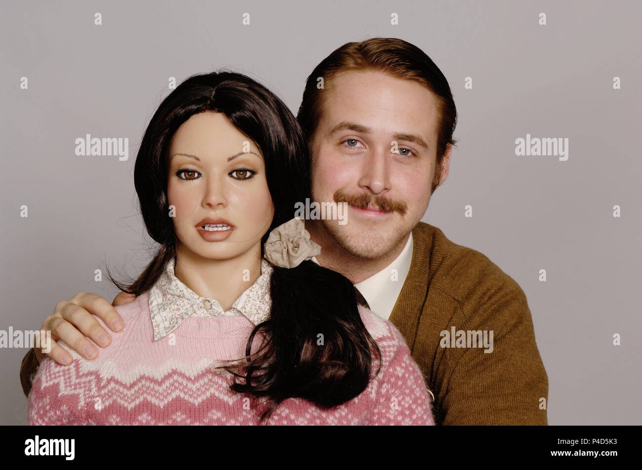 Pellicola originale titolo: LARS E LA RAGAZZA REALE. Titolo inglese: LARS E LA RAGAZZA REALE. Regista: CRAIG GILLESPIE. Anno: 2007. Stelle: RYAN GOSLING. Credito: SIDNEY KIMMEL ENTERTAINMENT / Album Foto Stock