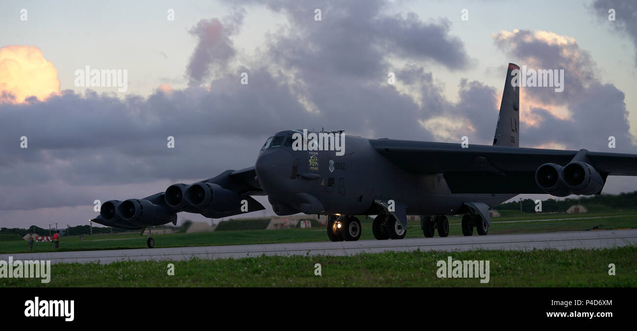 Un U.S. Air Force B-52H Stratofortress bomber assegnati al ventesimo bomba Expeditionary Squadron, distribuito dalla Barksdale Air Force Base, La., si prepara per il decollo da Andersen AFB, Guam, a sostegno di una routine bombardiere continua presenza (CBP) missione oltre a sud-est Queensland, Australia, 19 giugno 2018 (HST). L'occupazione di CBP missioni nel USINDOPACOM area di responsabilità, condotta dal marzo 2004, sono in conformità con il diritto internazionale e sono di vitale importanza per i principi che sono il fondamento di un sistema basato su delle regole globali del sistema operativo. (U.S. Air Force foto/Master Sgt. Richard P. Eb Foto Stock