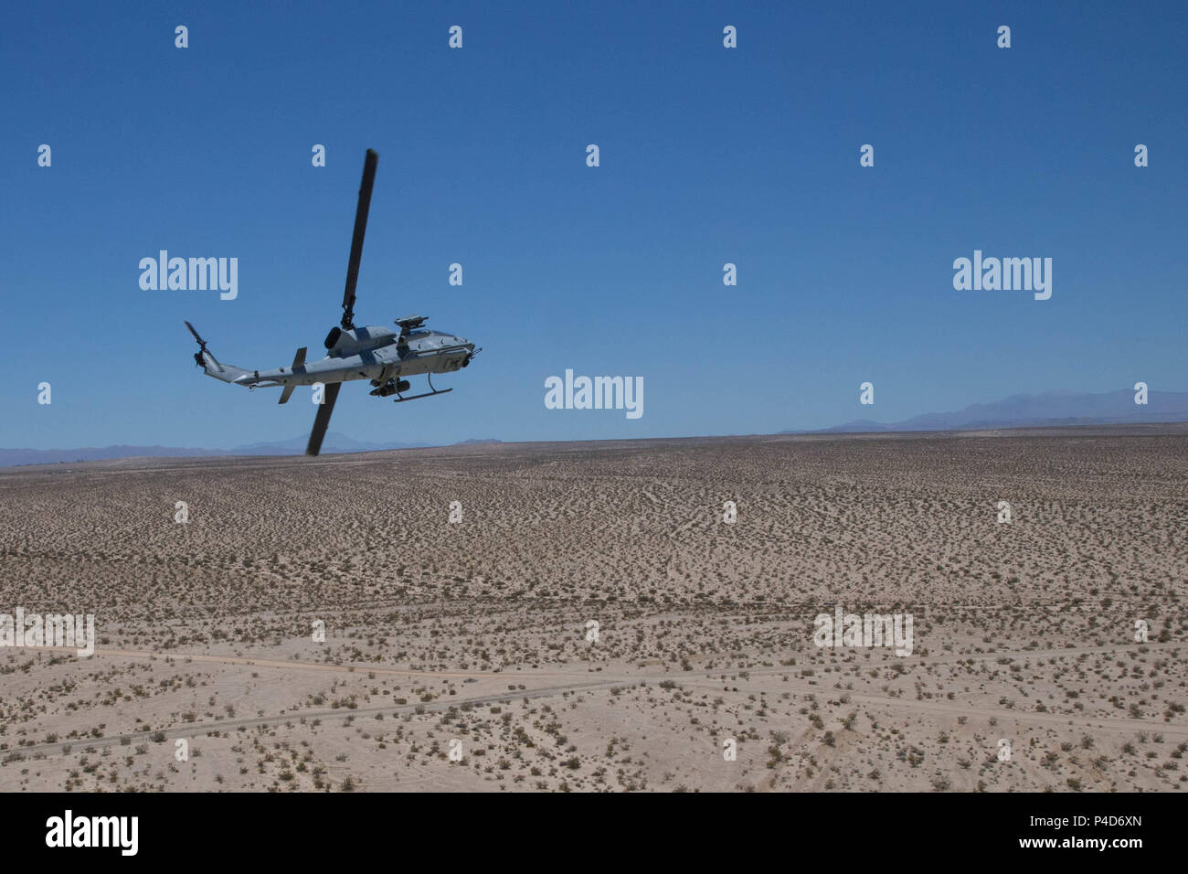 Un AH-1W SuperCobra, con marine Attacco leggero elicottero Squadron 775, Marine Aircraft Group 41, quarto aeromobile Marina Wing, effettua una pausa girare dopo la conduzione di un vicino il supporto aereo missione, durante la formazione integrata esercizio 4-18 al Marine Corps Air Ground Centro di combattimento ventinove Palms, California, 18 giugno 2018. HMLA-775, noto anche come "Coyote, " di cui il combattimento aereo di supporto di elemento a Marina di Massa aria Task Force 23 durante l'ITX 4-18. (U.S. Marine Corps photo by Lance Cpl. Samantha Schwoch/rilasciato) Foto Stock