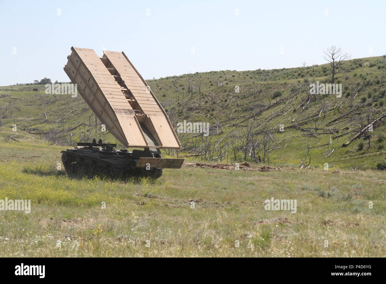 Soldati con il Dakota del Sud esercito nazionale Guard 211th dell ingegnere società distribuire l assalto di lancio dei veicoli ponte mentre la formazione di Camp Guernsey, Wyoming, 13 giugno 2018.Il Golden Coyote esercitazione fornisce un addestramento realistico in tutto il Black Hills e Guernsey, Wyoming. (U.S. Esercito nazionale Guard photo by Staff Sgt. Rachel Korzeniewski) Foto Stock