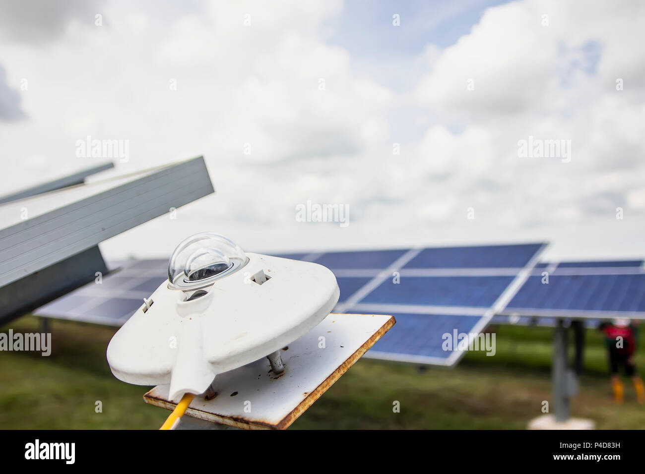 Pyranometer per la misurazione di irradiamento solare in fattoria con cielo blu. Foto Stock