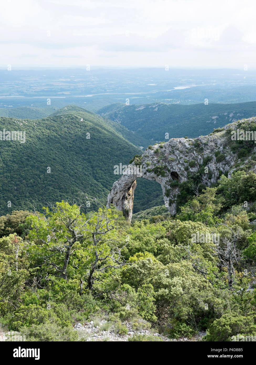 Roccia naturale chiamato arco arche de portalas nel Luberon area della Provenza nel sud della Francia Foto Stock