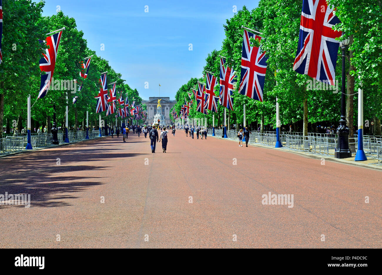 Il Mall, guardando verso Buckingham Palace di Londra, Inghilterra, Regno Unito. Unione di bandiere nel posizionare il Trooping del colore 2018 Foto Stock