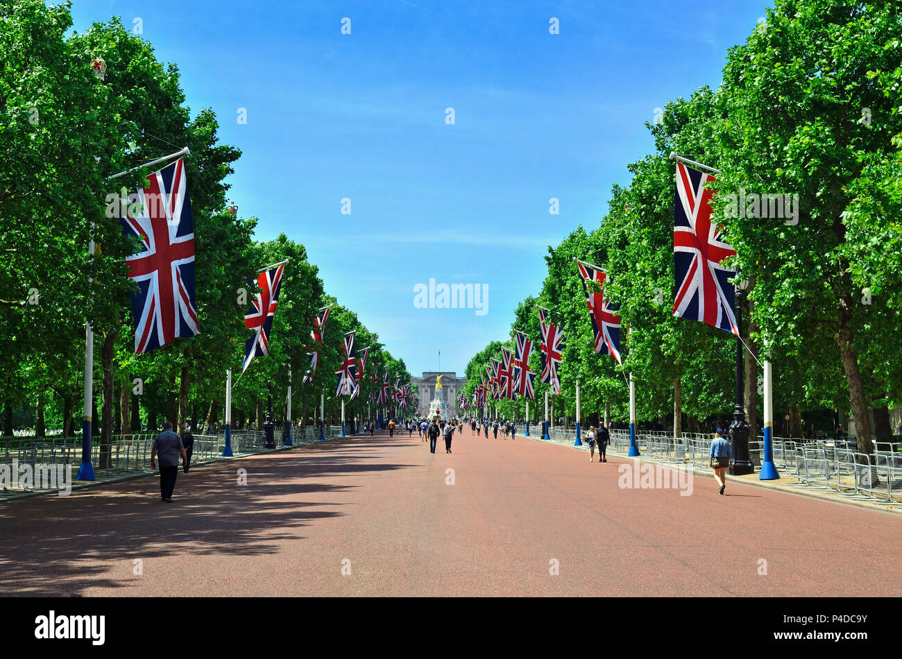Il Mall, guardando verso Buckingham Palace di Londra, Inghilterra, Regno Unito. Unione di bandiere nel posizionare il Trooping del colore 2018 Foto Stock