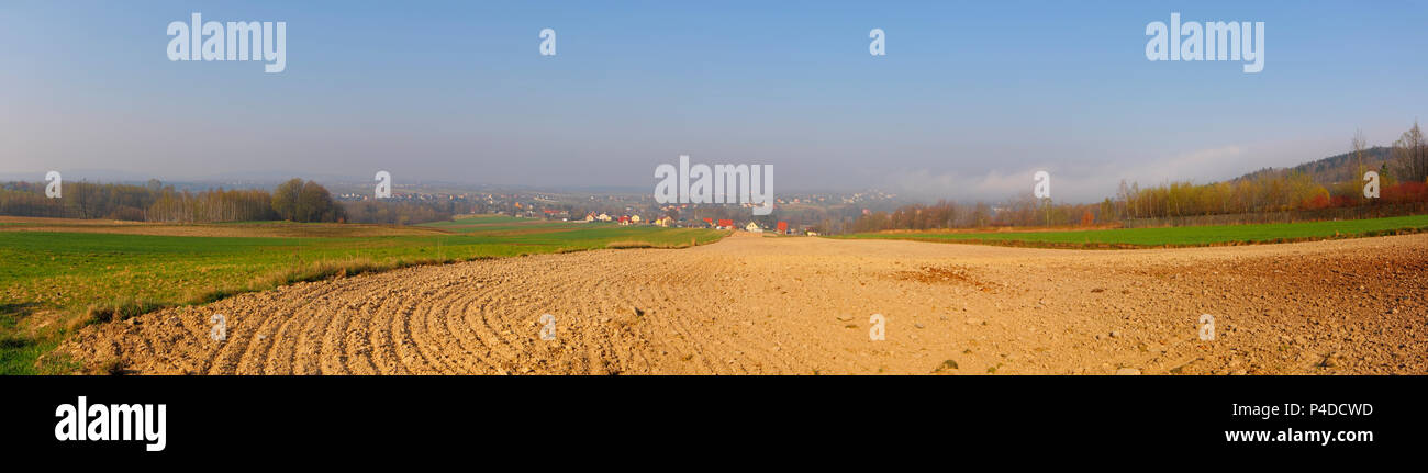 Paesaggio agreste con campo arato a molla. Vista da Radostowa. Polonia, Santa Croce montagne. Foto Stock
